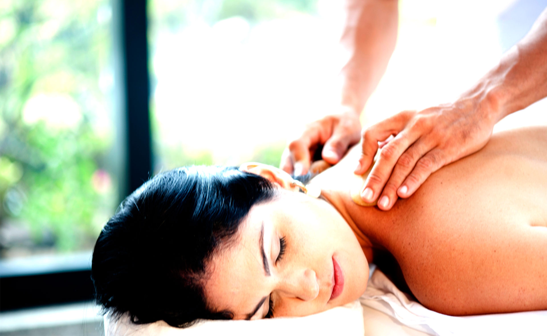 Uma mulher sendo massageada